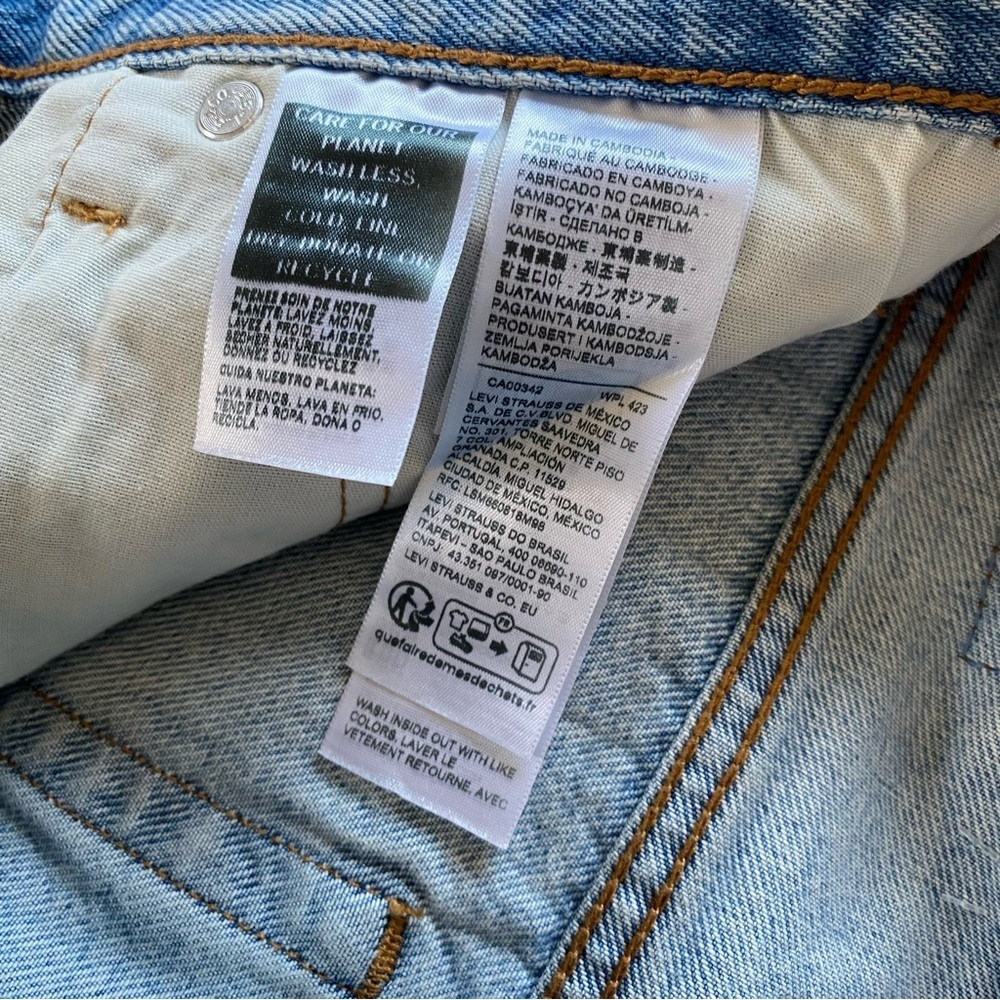 NWT Levi’s 501 Original Jeans Outside Theater Light Wash Straight Leg Denim 28 - Picture 12 of 15